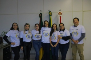 CRUZ ALTA> Prefeita Dra. Paula recebe a camiseta da Campanha Faça Bonito