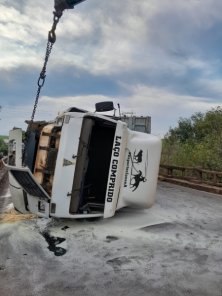 Trânsito liberado na RSC-377 após caminhão tombar sobre ponte