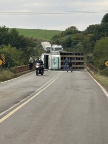 Trânsito liberado na RSC-377 após caminhão tombar em ponte