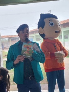 Personagens Históricos Promovem Dia de Carinho na Escola Maria Gessi