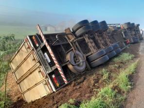 Carreta evita acidente com veículo de passeio e acaba tombando na BR 158