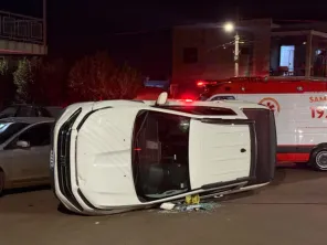Condutor de Fiat Toro bate em carro estacionado e capota em Cruz Alta