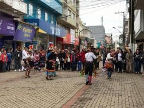 Grupos Folclóricos do México, Argentina e Bolívia se apresentam em Cruz Alta