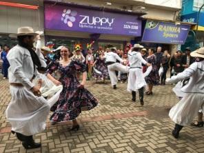 Grupos Folclóricos do México, Argentina e Bolívia se apresentam em Cruz Alta