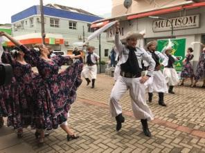 Grupos Folclóricos do México, Argentina e Bolívia se apresentam em Cruz Alta