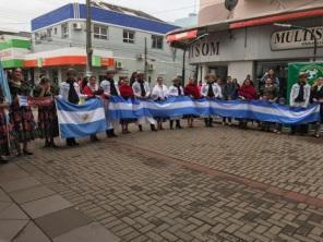 Grupos Folclóricos do México, Argentina e Bolívia se apresentam em Cruz Alta