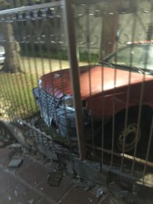 SUSTO!> Carro desgovernado atinge portão de residência no bairro Alvorada