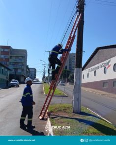 Mutirão realiza remoção de fios excedentes em postes da General Osório
