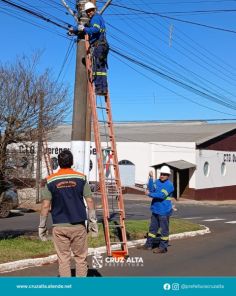 Mutirão realiza remoção de fios excedentes em postes da General Osório