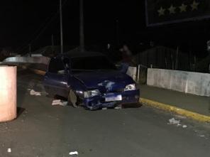 Motorista colide veículo em tubos de concreto na lomba e foge a pé do local