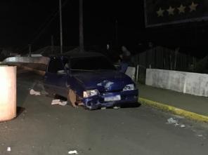 Motorista colide veículo em tubos de concreto na lomba e foge a pé do local