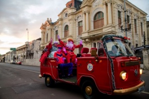 UM ENCANTO DE NATAL> Desfile de Natal e descida da pinheiro encantam o público