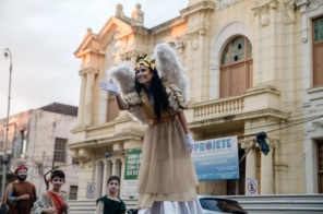 UM ENCANTO DE NATAL> Desfile de Natal e descida da pinheiro encantam o público