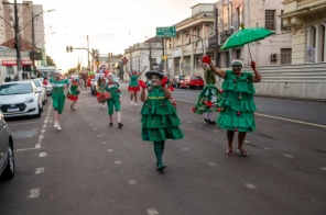 UM ENCANTO DE NATAL> Desfile de Natal e descida da pinheiro encantam o público