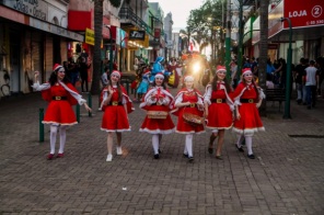 UM ENCANTO DE NATAL> Desfile de Natal e descida da pinheiro encantam o público