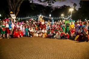UM ENCANTO DE NATAL> Desfile de Natal e descida da pinheiro encantam o público