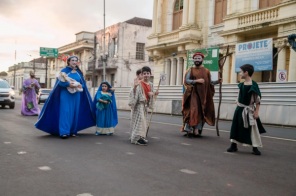 UM ENCANTO DE NATAL> Desfile de Natal e descida da pinheiro encantam o público