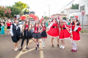UM ENCANTO DE NATAL> Desfile de Natal e descida da pinheiro encantam o público