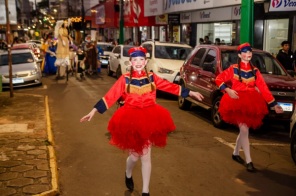 UM ENCANTO DE NATAL> Desfile de Natal e descida da pinheiro encantam o público
