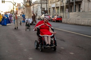 UM ENCANTO DE NATAL> Desfile de Natal e descida da pinheiro encantam o público
