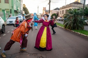 UM ENCANTO DE NATAL> Desfile de Natal e descida da pinheiro encantam o público