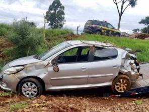 Peugeot capota com 12 pessoas a bordo na BR-386