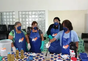 Corsan realiza oficinas para ensinar a fabricação de sabão com óleo de cozinha