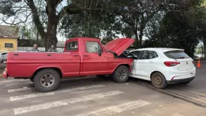 TRÂNSITO> Acidente no Centro de Cruz Alta deixa motorista desacordado