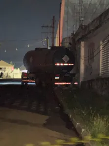 Carreta-tanque desce de ré, bate em poste e residência no Bairro São Francisco