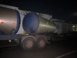 Carreta-tanque desce de ré, bate em poste e residência no Bairro São Francisco