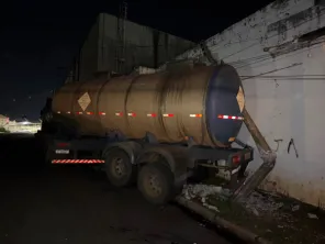 Carreta-tanque desce de ré, bate em poste e residência no Bairro São Francisco