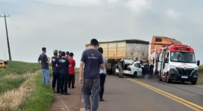 Adolescente de 16 anos foge de barreira e bate carro; passageira morre