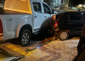 S10 colide contra Celta estacionado na Avenida Venâncio Aires