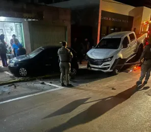S10 colide contra Celta estacionado na Avenida Venâncio Aires