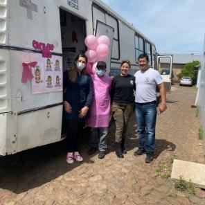 Unidade móvel realiza coletas e orientações do Outubro Rosa