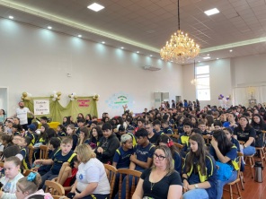 Feira do Livro de Pejuçara atrai grande público para o Salão Paroquial