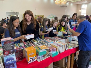 Feira do Livro de Pejuçara atrai grande público para o Salão Paroquial