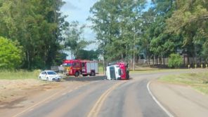 Caminhão tomba na esquina São Carlos entre Cruz Alta e Ibirubá