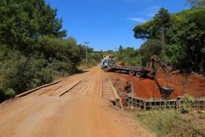 Obra da nova ponte de concreto sob o rio Passo Novo está em andamento