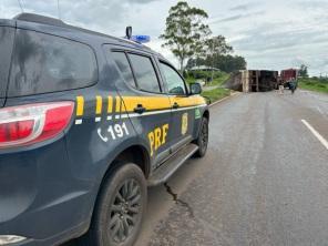 Caminhão carregado de aveia tomba na BR-158