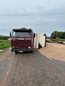 Caminhão carregado de aveia tomba na BR-158