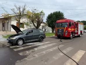Carro é parcialmente destruído por incêndio no Centro de Cruz Alta