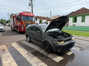 Carro é parcialmente destruído por incêndio no Centro de Cruz Alta