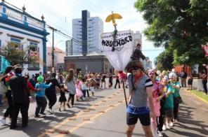 Bloco Os Maschárados animou as ruas de Cruz Alta no sábado