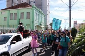 Bloco Os Maschárados animou as ruas de Cruz Alta no sábado