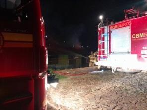 Incêndio destrói casa no Bairro Santa Rita em Cruz Alta na noite do sábado