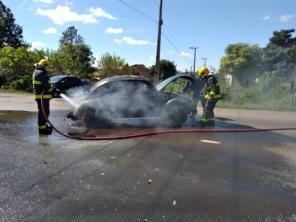 Veículo pega fogo na BR 158 em Cruz Alta