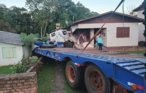 Carreta invade residência após se movimentar sozinha em Quinze de Novembro