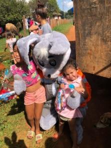 Páscoa Solidária leva alegria a crianças do Bairro Progresso em Cruz Alta