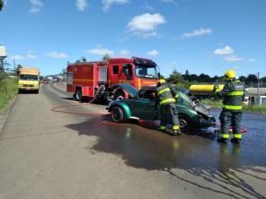 Veículo pega fogo na BR 158 em Cruz Alta